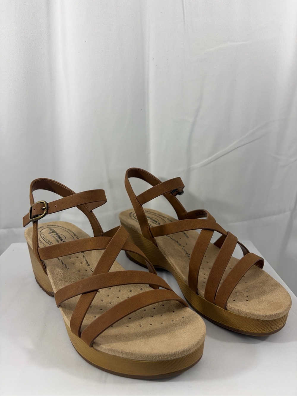 NWT easy street Women’s Size 9W Tan Strappy Wedge Sandals